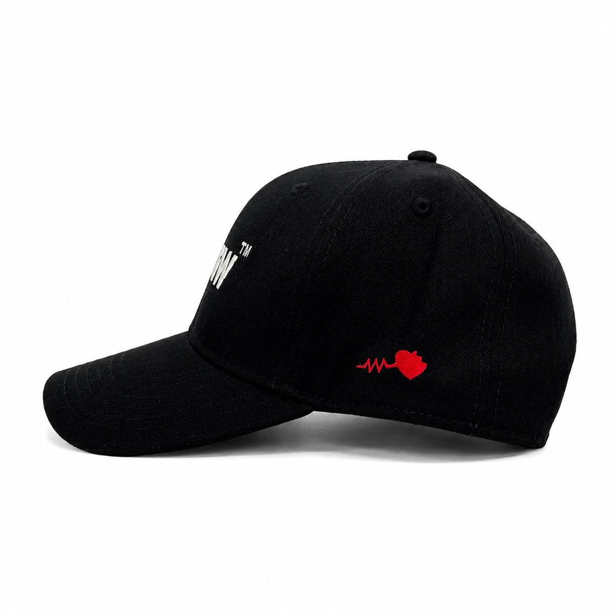 S/W LOGO CAP サイド — 心電図×ハート刺繍（レッド）