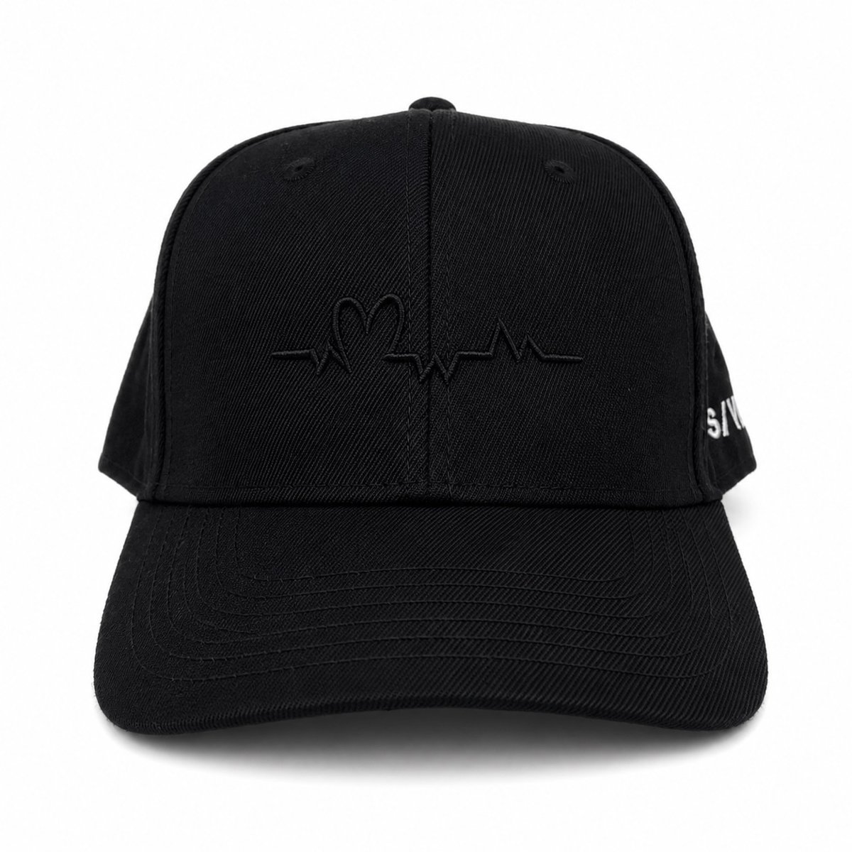 KODO CAP（鼓動キャップ）— 心電図×ハート同色刺繍(BLACK×BLACK) SLEEPLESS WORLD™ キャップ